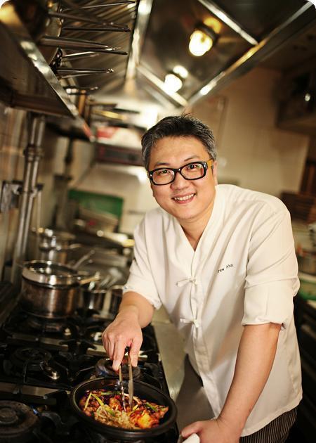 参加快本的录制,但是很快就有网友发现,为什么没有请韩国大厨安贤珉呢