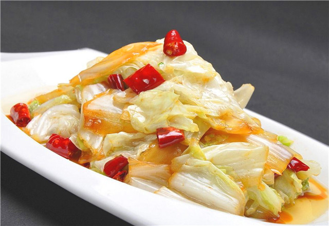 炒酸辣白菜做法简单,但想要味道好吃,口感清脆,以下几点要注意