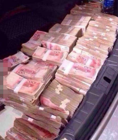 面包车废弃路边一群小孩无意打开后备箱居然发现了千万现金