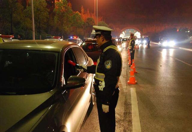 喝完就睡一覺繼續開車,喝一斤白酒多久才不算酒駕?時間讓你意外