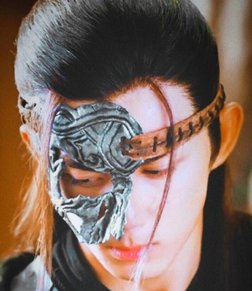 《斗破苍穹》萧炎戴面具为仇人疗伤,网友:这造型确定不是杨过?