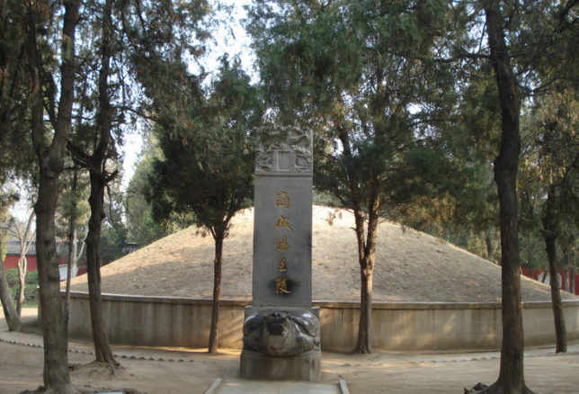 (商汤王墓)被放逐到商汤墓地的太甲遇到了一位守墓的老者,这位老者