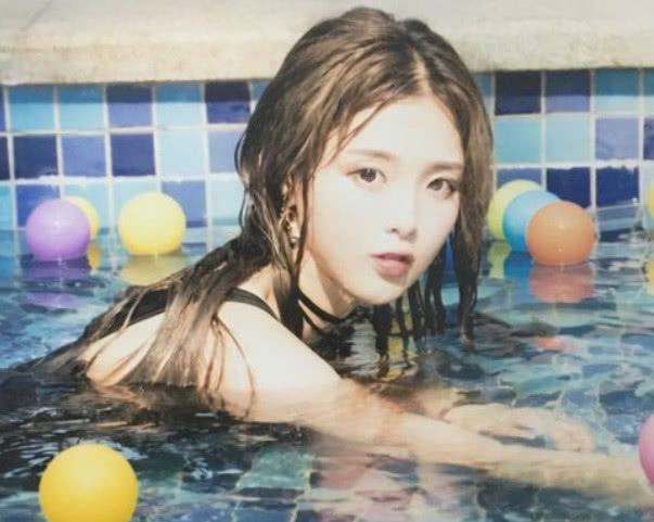 杨超越泳池照外流,被喷卖萌装傻,舞台下的她可