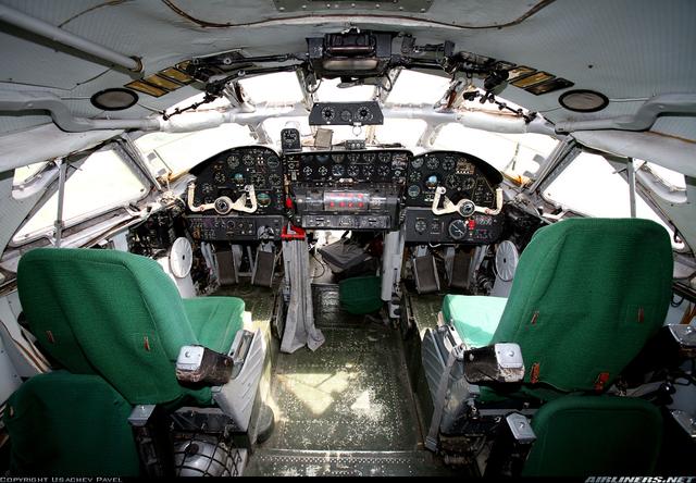 图-114 驾驶舱,注意前方下面的领航员图-114机组成员较多,除驾驶员