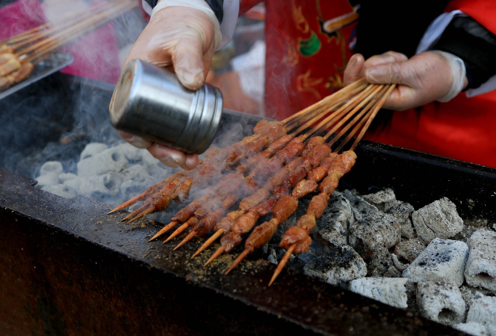 小伙庙会扮"财神"烤串 生意火爆利润比平时高五倍