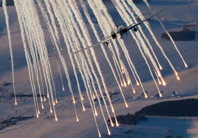 俄军机场深夜遭4架飞机空袭 据称s-400导弹被摧毁