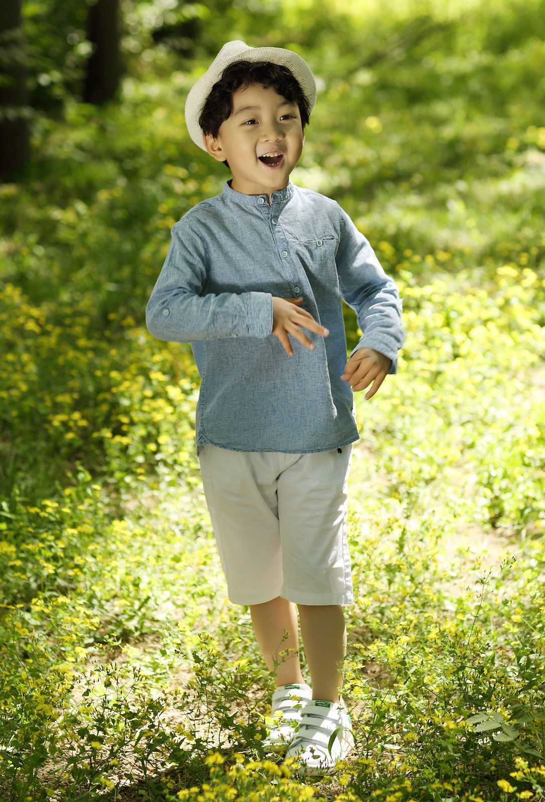 童星李庆誉曝夏日写真 定格夏日清新时光