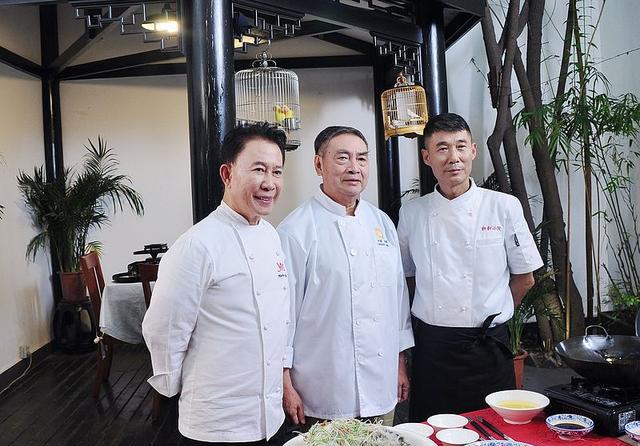 《百年川菜传奇》《路边的川菜史》《辣麻诱惑三百年》作者 向东