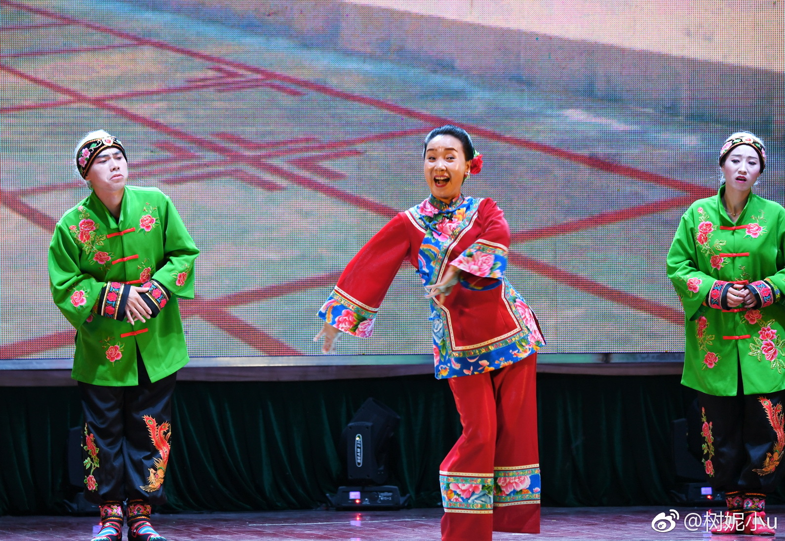 到康保不能错过观看"二人台",二人台又称叫"二人班"