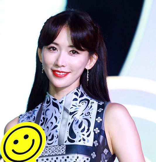 43岁林志玲又逆龄,中分刘海搭配印花裙,尽显优雅古韵美!