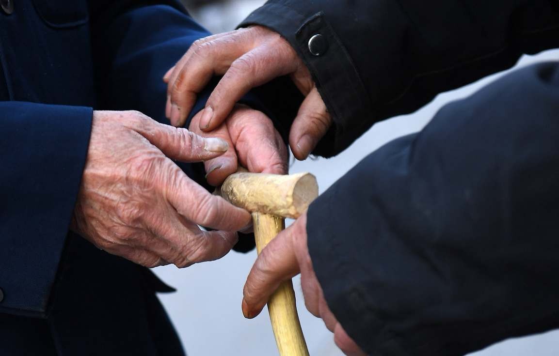 75岁老汉的善举:20年做上万根拐棍免费送路人 网友纷纷点赞