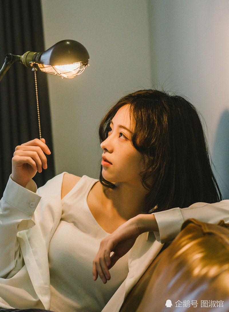 独自在家的单身美女,眼神忧郁闷闷不乐