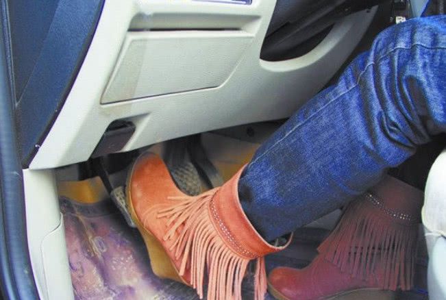 踩刹车却感觉车速更快了?真相被曝光,车主后背都凉了!