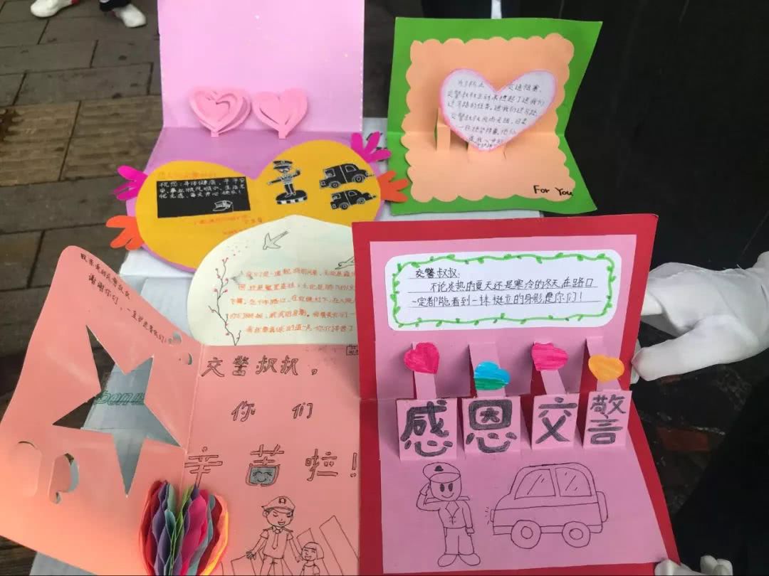 还敬献了红领巾和自己精心制作的手工卡片