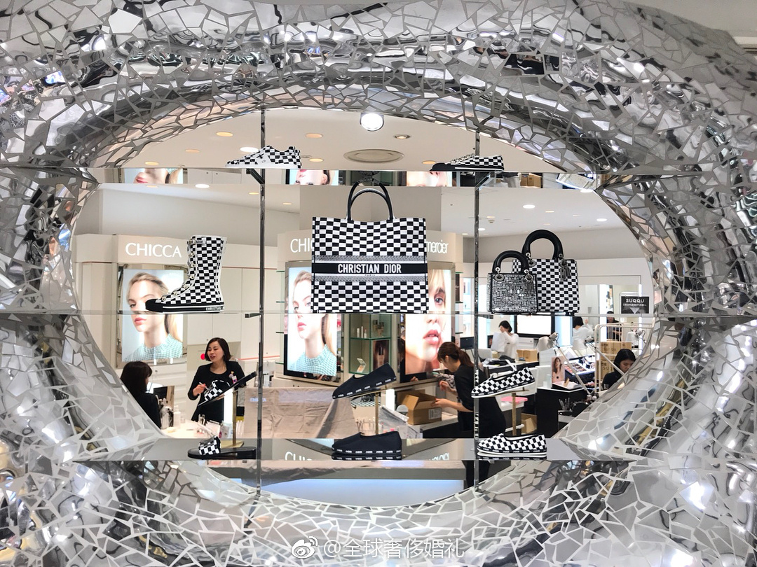 东京伊势丹Dior旗舰店，再次把镜面秀场复制到了卖场