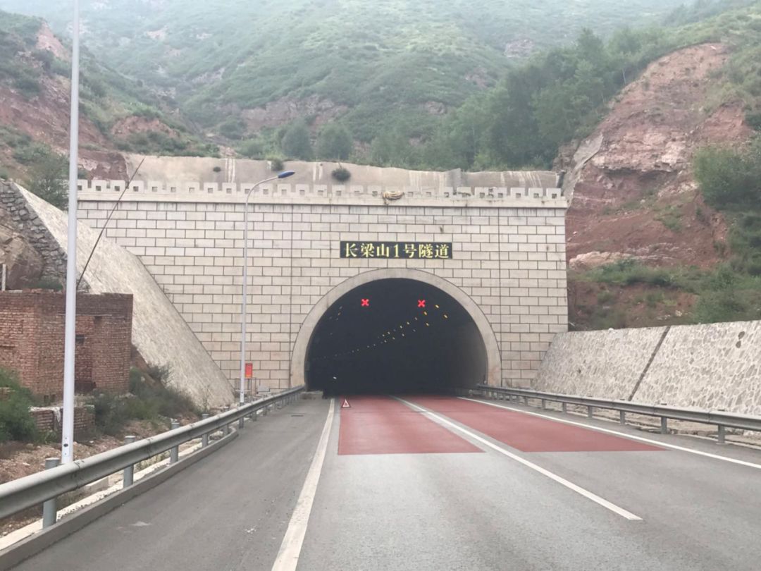 隧道洞口遇"病车",巡逻民警巧"施救"