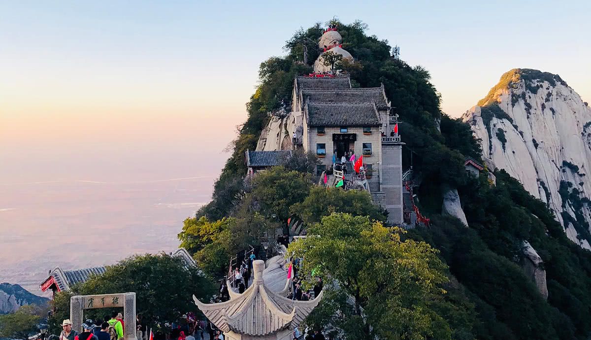 国庆节华山迎来旅游高峰,游客为进入景区凌晨三点等候开始售票!