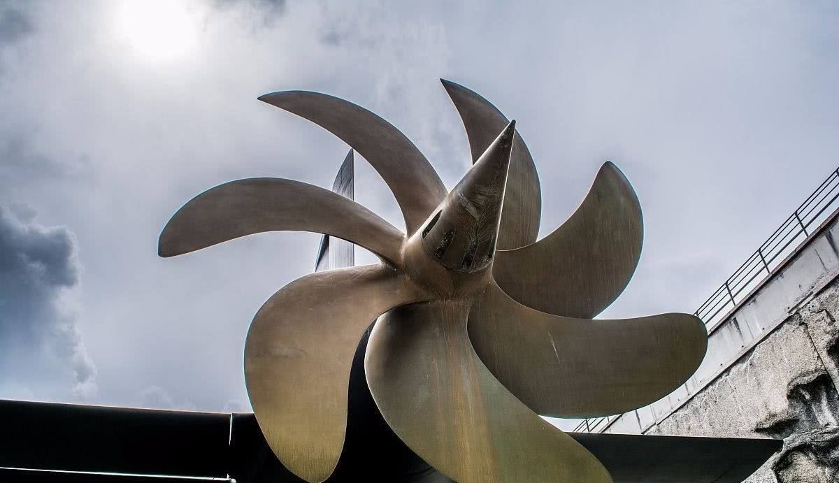 航母体型那么大,螺旋桨重量是多少?福特号六百吨,辽宁舰这么多