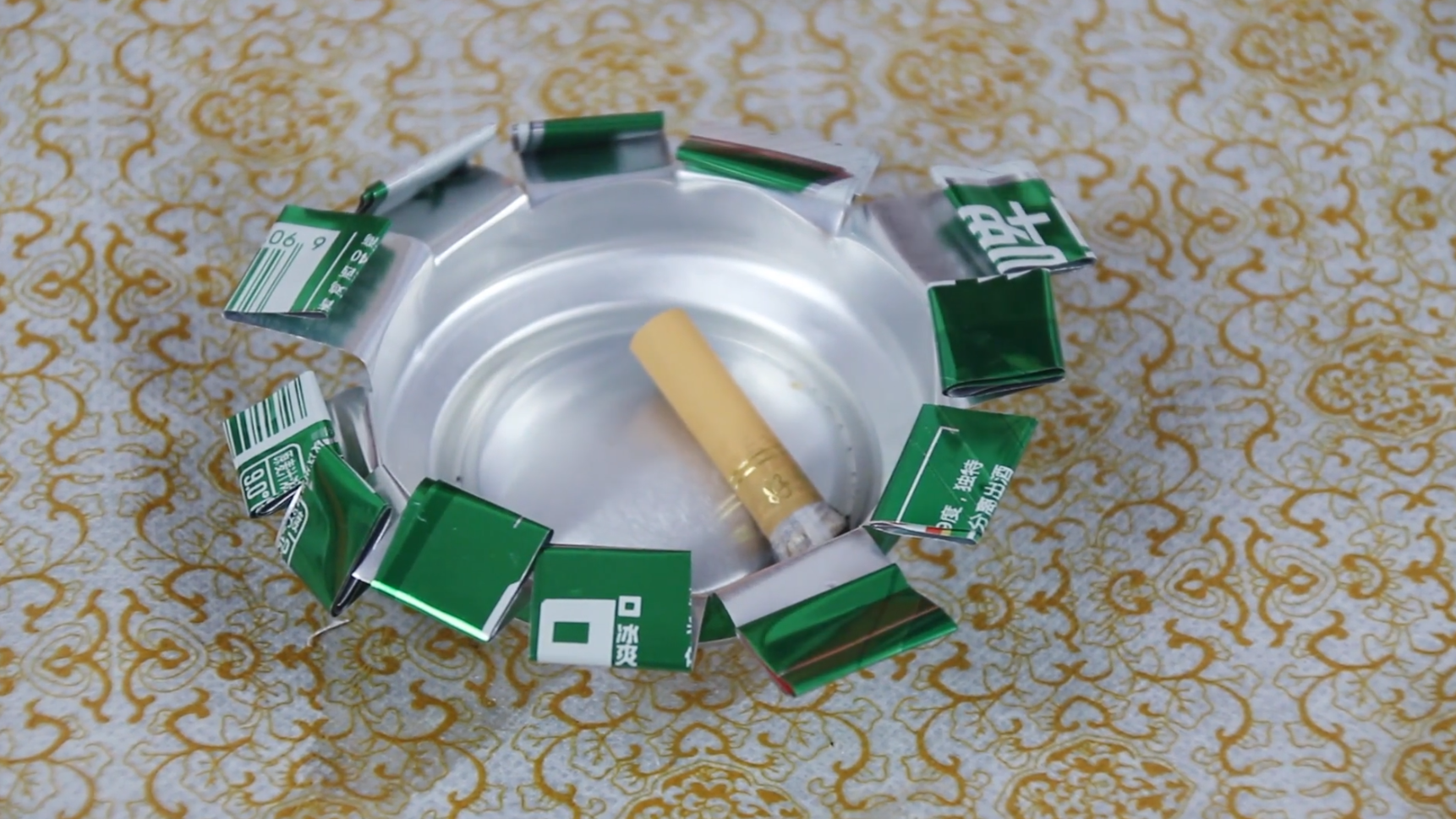 教你一招,废旧易拉罐秒变烟灰缸,美观又实用!