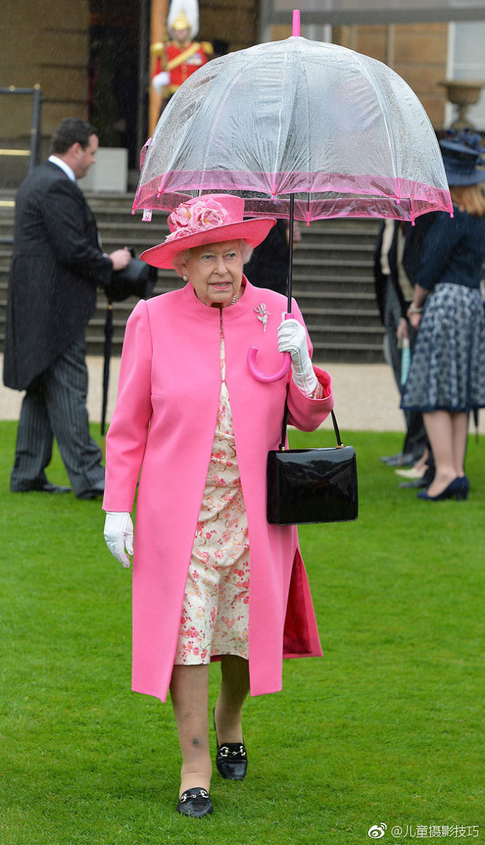 最低调的炫富英国女王的雨伞都要和她的衣服相配