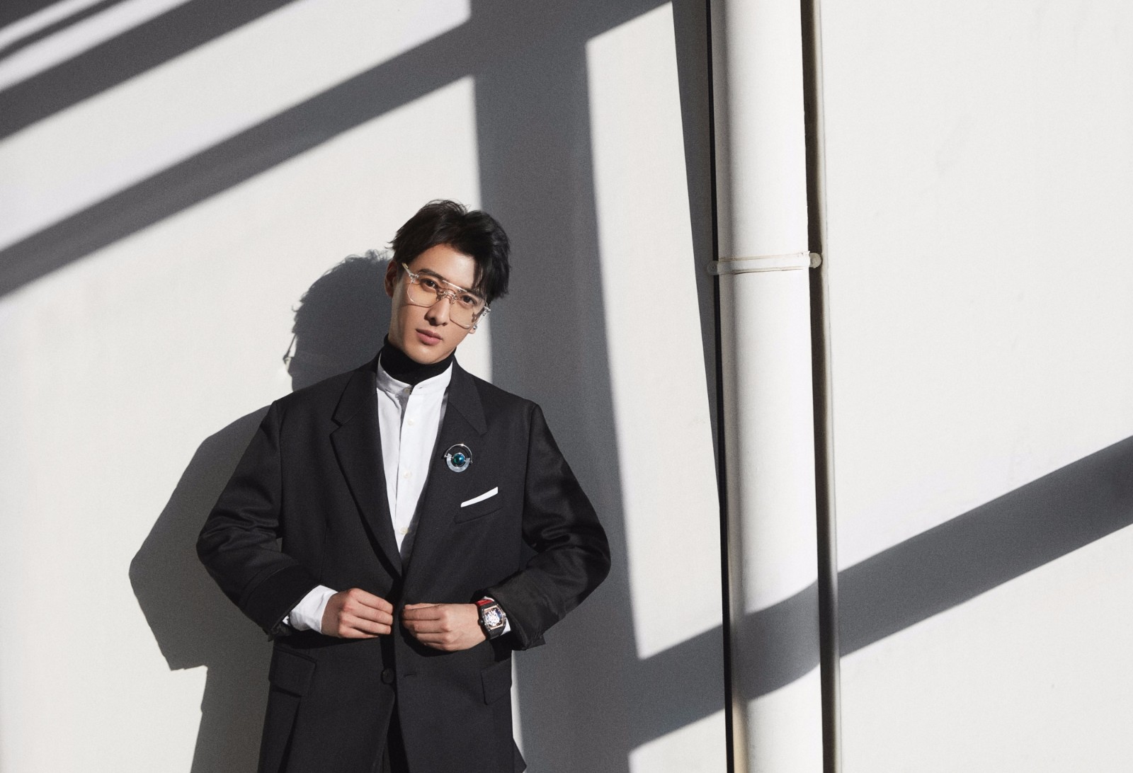 应昊茗型格写真曝光 黑白极简尽显绅士魅力