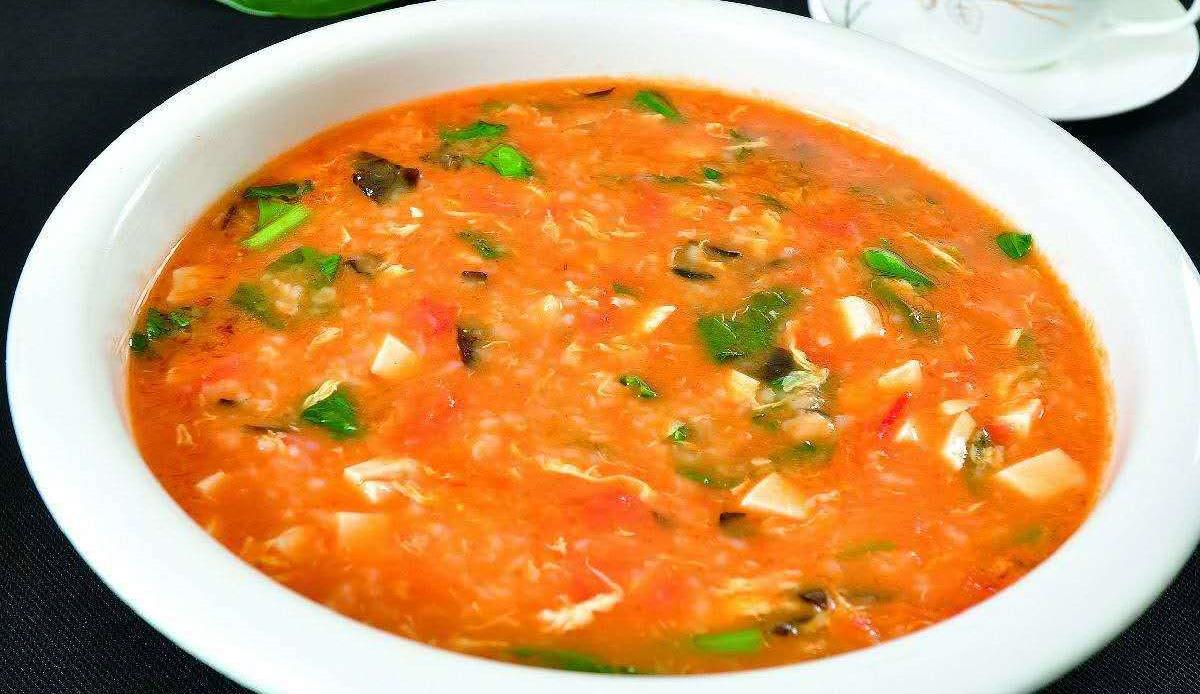 我们家孩子吃饭总挑食,没办法,就给他熬了碗西红柿疙瘩汤