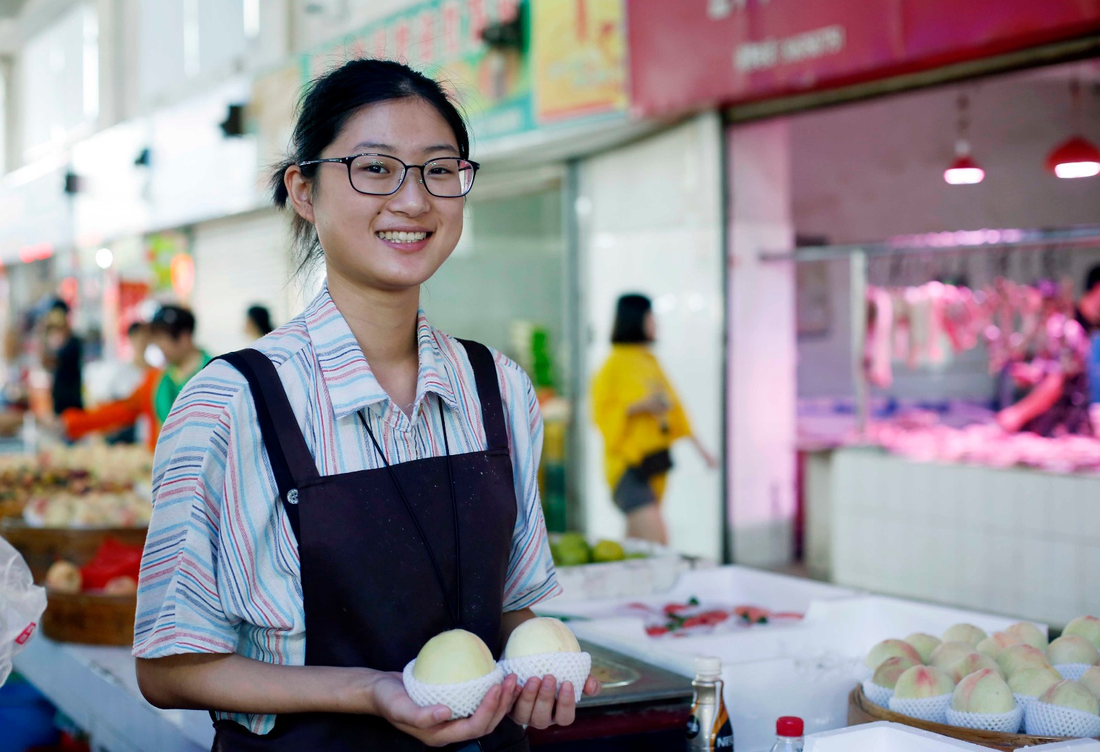 7月2日,在浙江嘉兴南湖区一家菜市场,长相甜美清秀的何秋阳笑着告诉