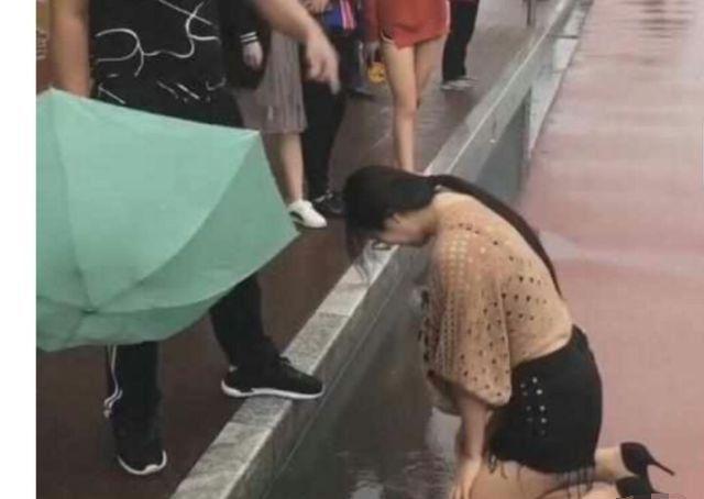 女子跪地求男友复合,男子拿着伞大骂:你这种女人 根本不值钱