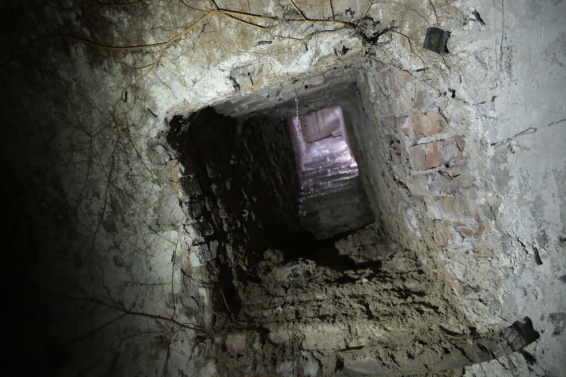 老汉在防空洞生活20多年,洞深80多米,洞口隐秘很难发现_新浪看点