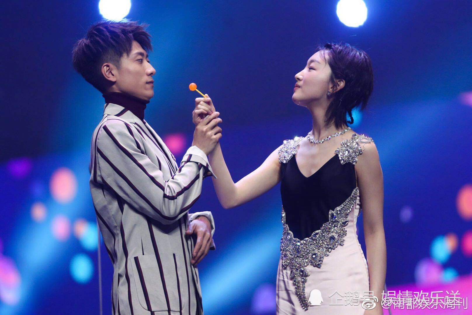 张一山高亚麟同台熊抱,吐槽老爸:又圆又油腻,和周冬雨比身高