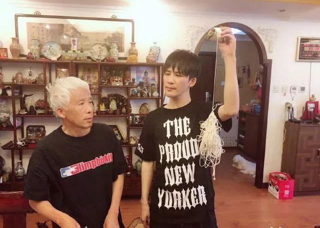 不管大张伟年龄名气多大调皮起来在老爸眼里都还是孩子哈