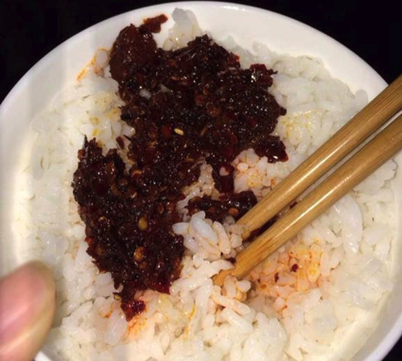 白米饭拌什么最好吃? 老干妈,咸蛋黄无可比拟.