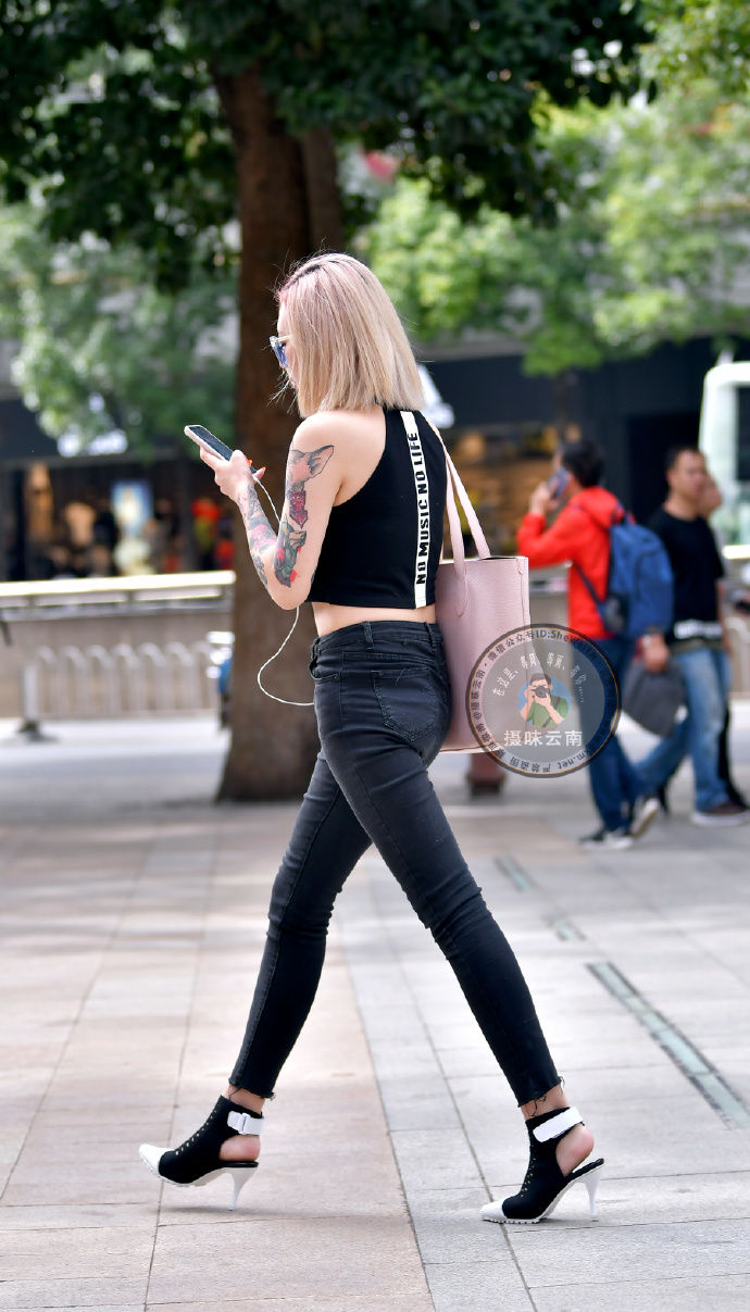 街拍小姐姐花臂纹身很是霸气
