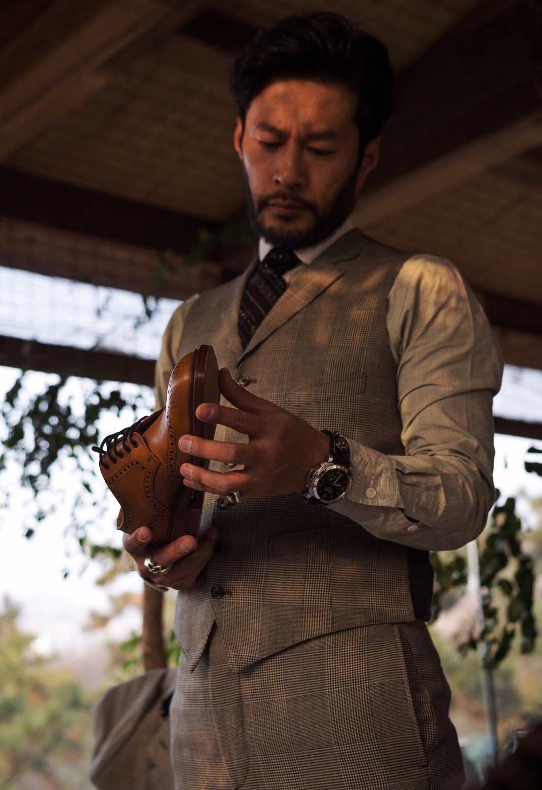 大片中谭凯身穿马甲西装,脚踩孟克鞋,搭配正装简单不失优雅;亦或是