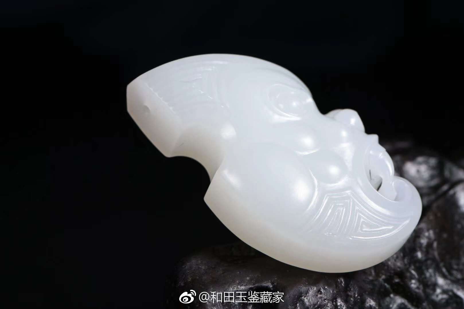 兽面挂件,新疆和田玉籽料,白度一级。侧面留有原皮,玉质油润