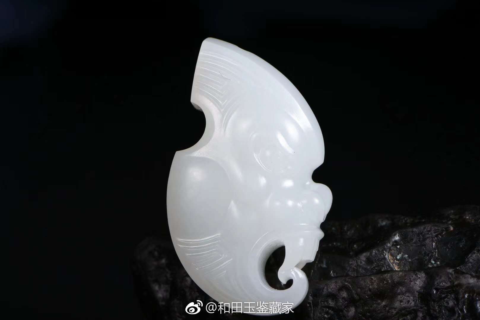 兽面挂件,新疆和田玉籽料,白度一级。侧面留有原皮,玉质油润