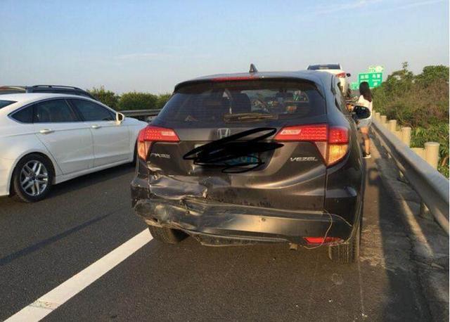 本田suv时速一百公里追尾大众,路人:看出了两款车的质量差距!