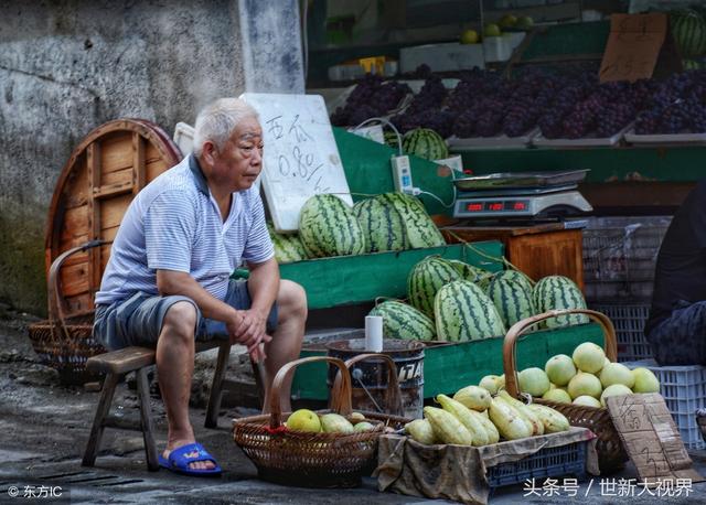 凛冽寒风中的老人街头卖菜,你会与她们讨价还价吗?