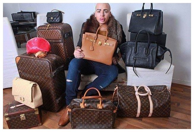 英国男子为了和偶像变双胞胎,花百万整容,连化妆包都要一模一样