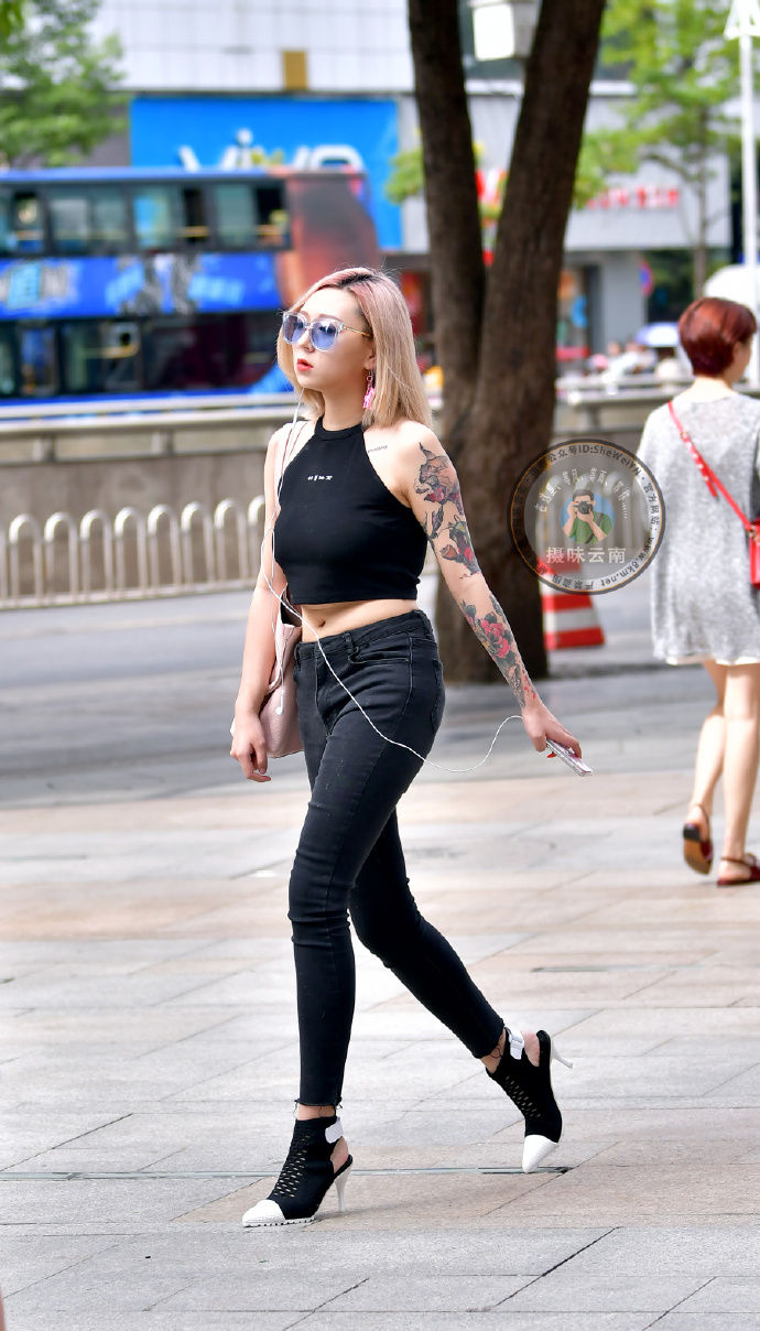 街拍小姐姐花臂纹身很是霸气