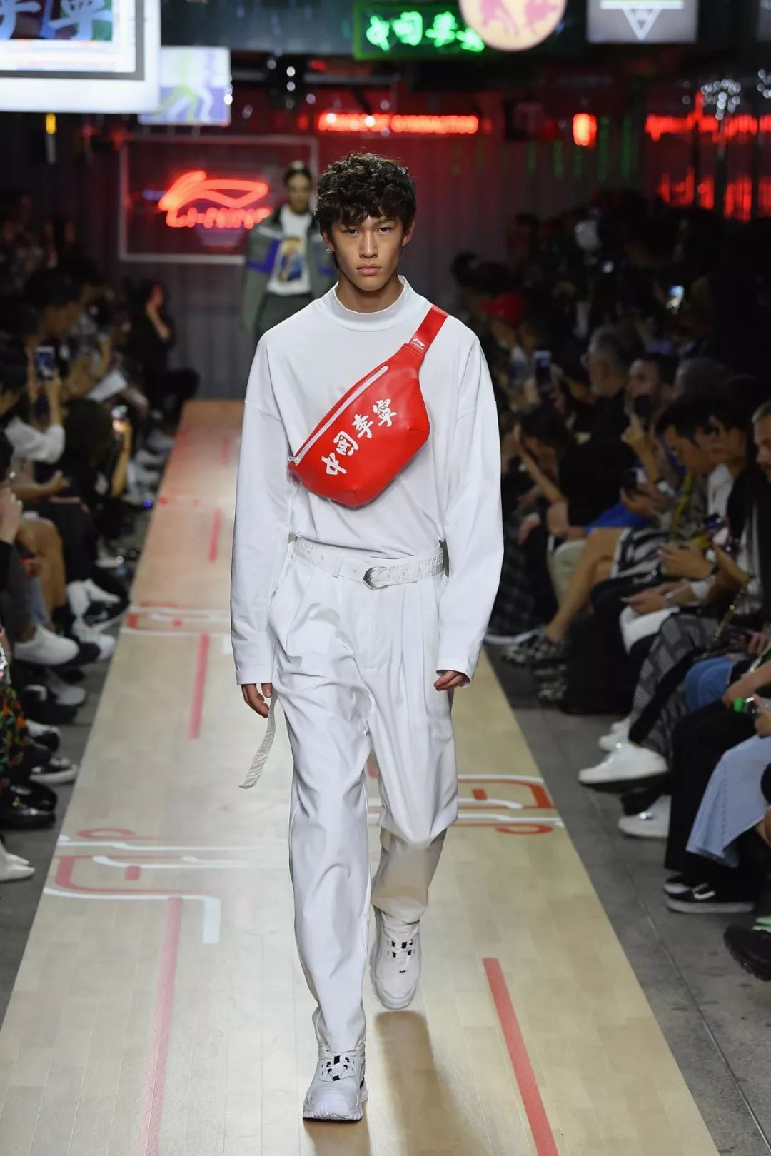 整个秀场看下来会发现李宁比上次更加注重品牌自身的文化反而更为惊艳