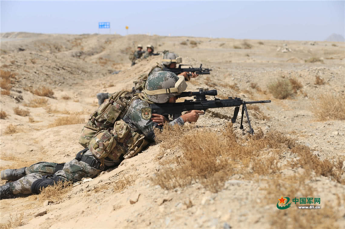 空突旅突击步兵完成机降后进入地面阵地.