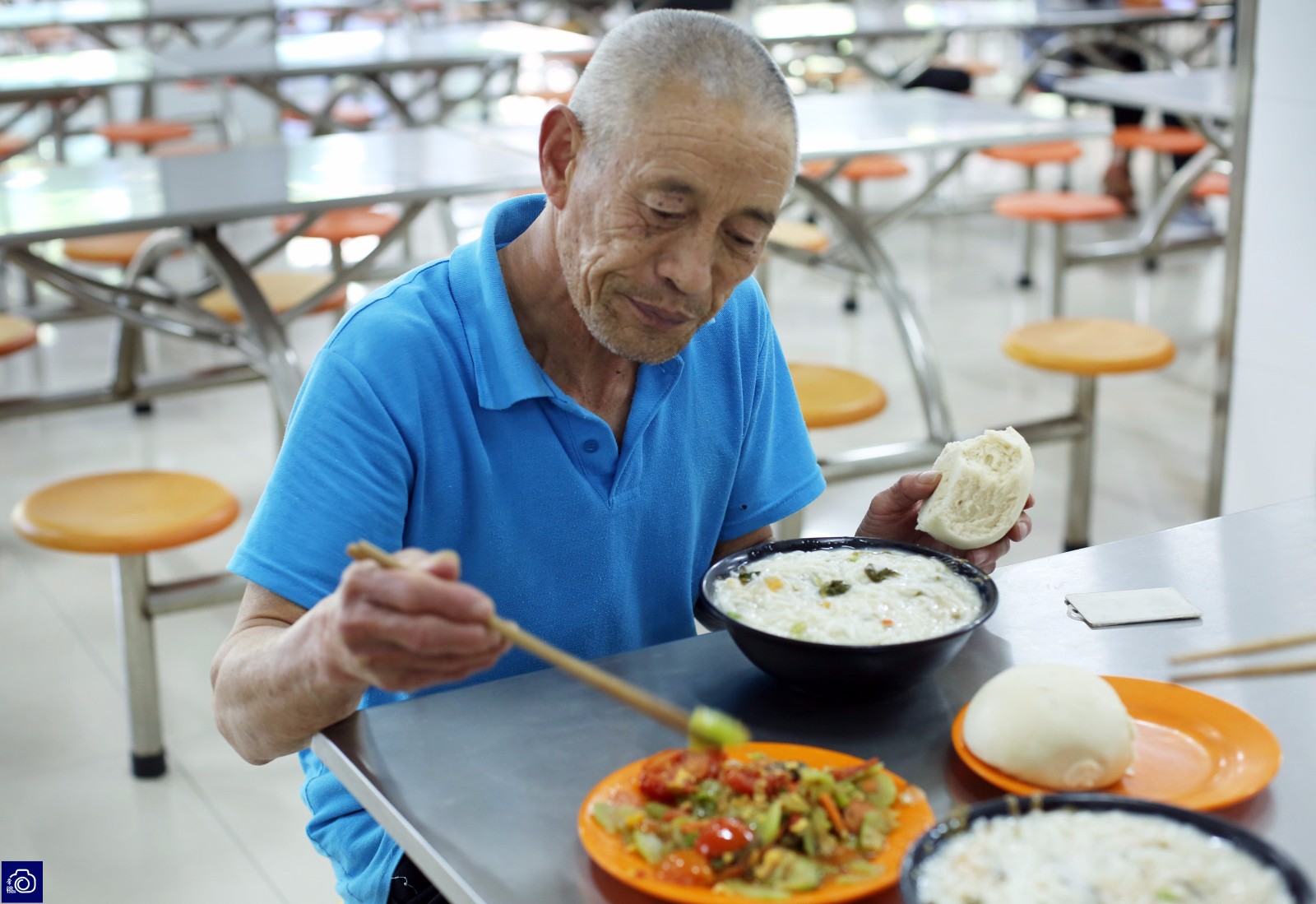 6旬老人天天高校食堂捡剩菜,月薪1900元竟能存1500
