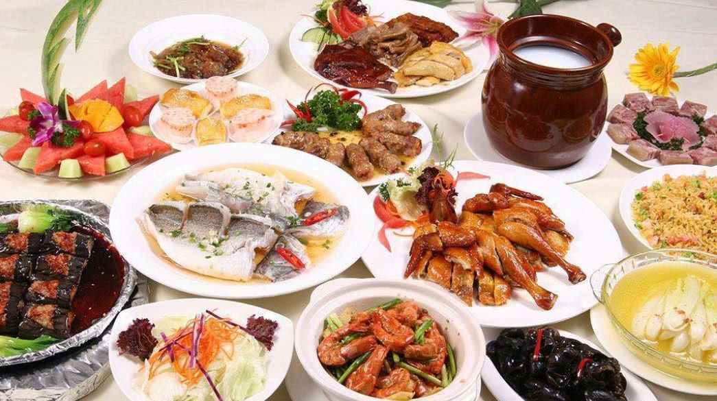 外国人吐槽中国菜没有日本料理精致,网友:小吃街上找鲍鱼,费劲