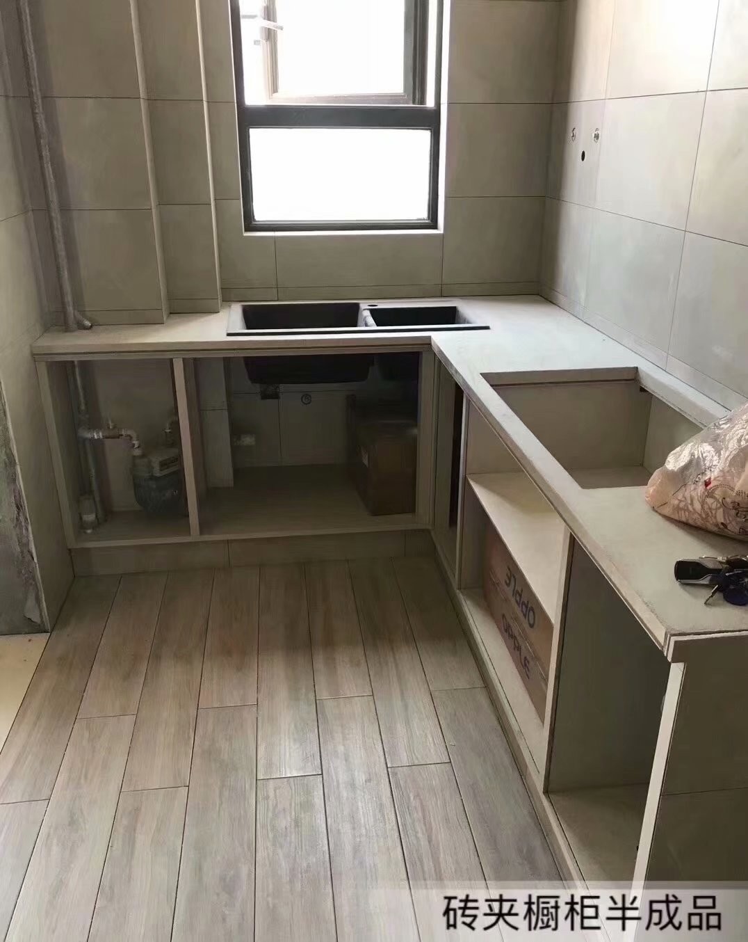 又一家砖夹橱柜框架完工期待成品