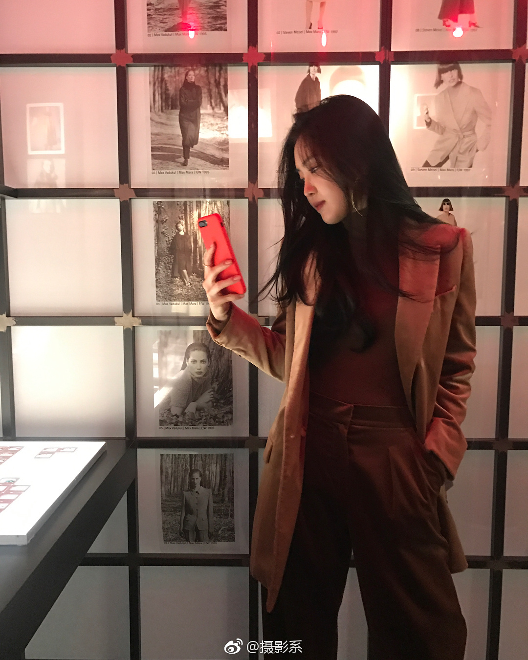 史上最自然的不看镜头pose:假装玩手机