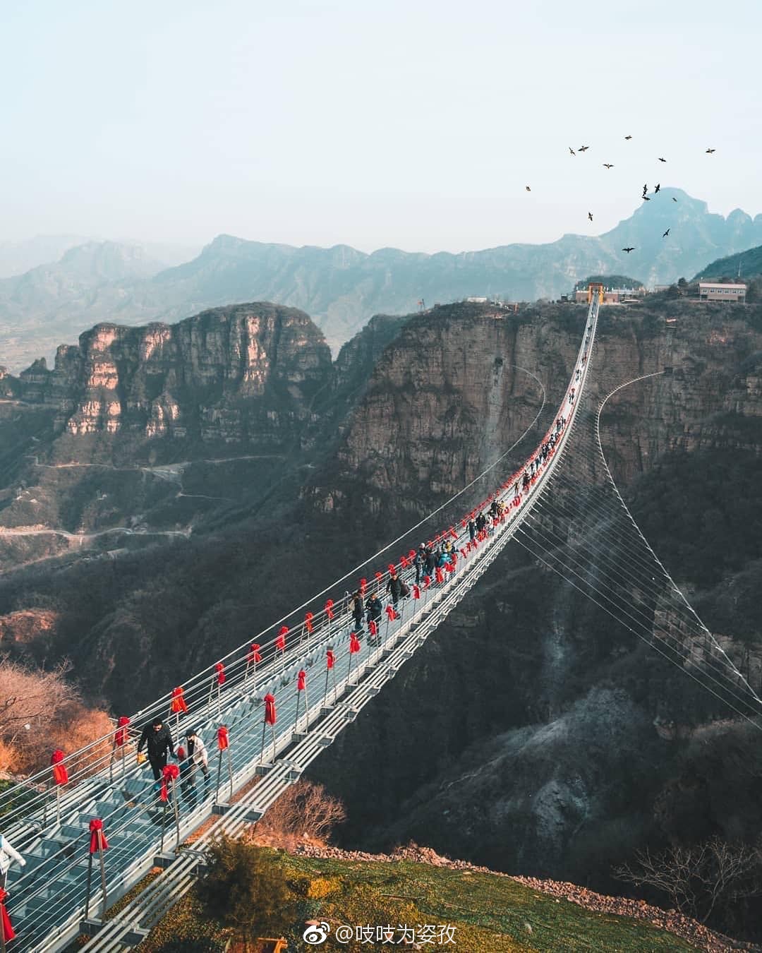 位于平山的红崖谷玻璃桥,全长488米,宽4米