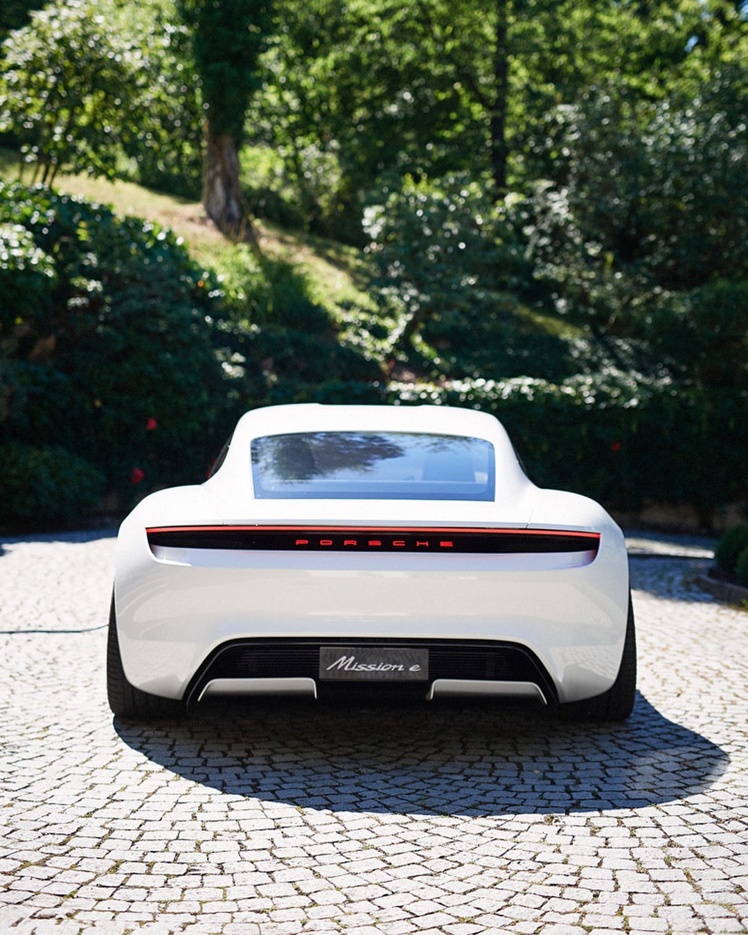 纯白的保时捷mission e