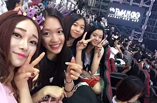 她的父亲是耀莱集团的老总綦建虹,除了和成龙一起合作成立了耀莱成龙