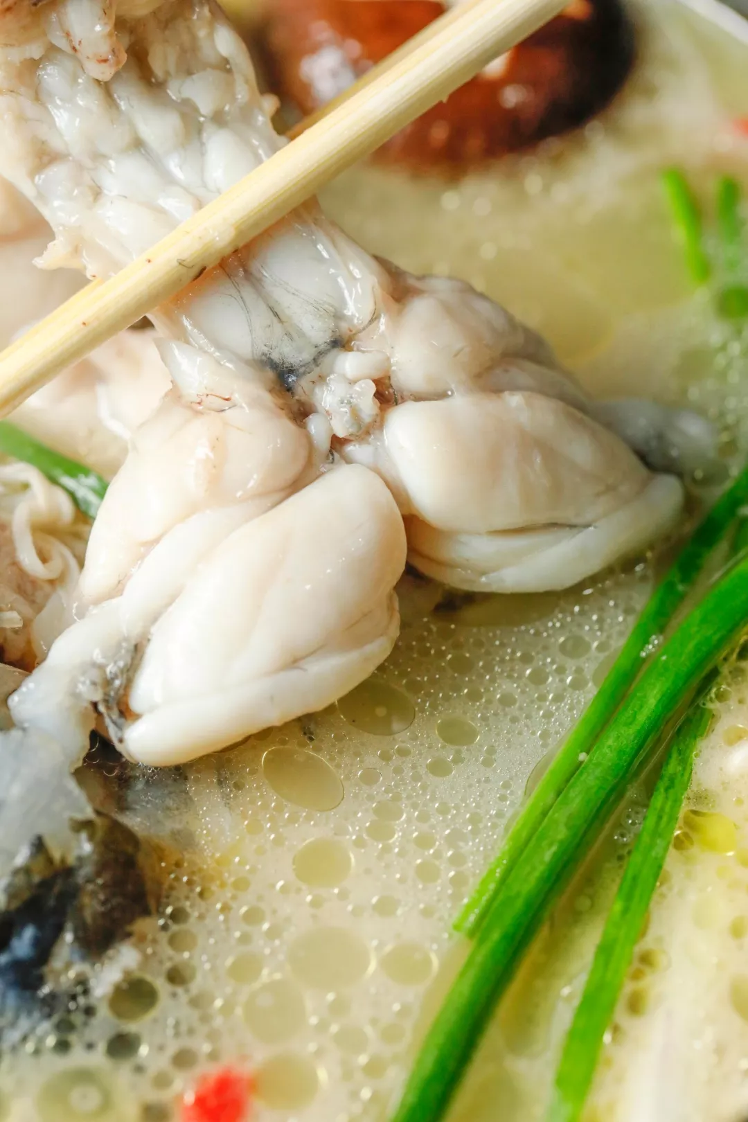 清汤煮的牛蛙肉质细嫩,吃起来爽滑弹牙,热量还低,爱吃又胖胖的你有福